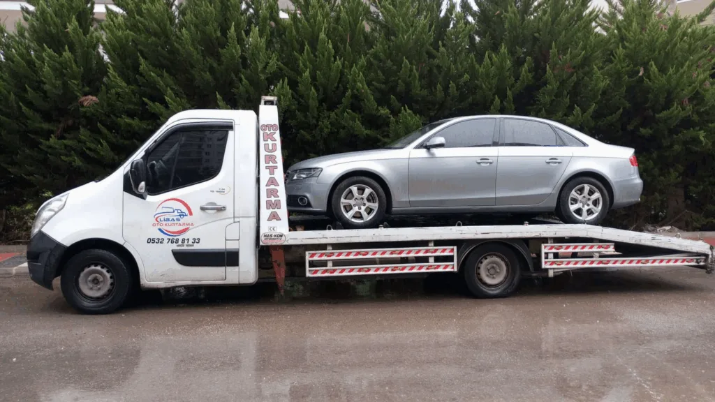 Silifke oto çekici aracı, arızalı otomobili güvenli şekilde çekiyor