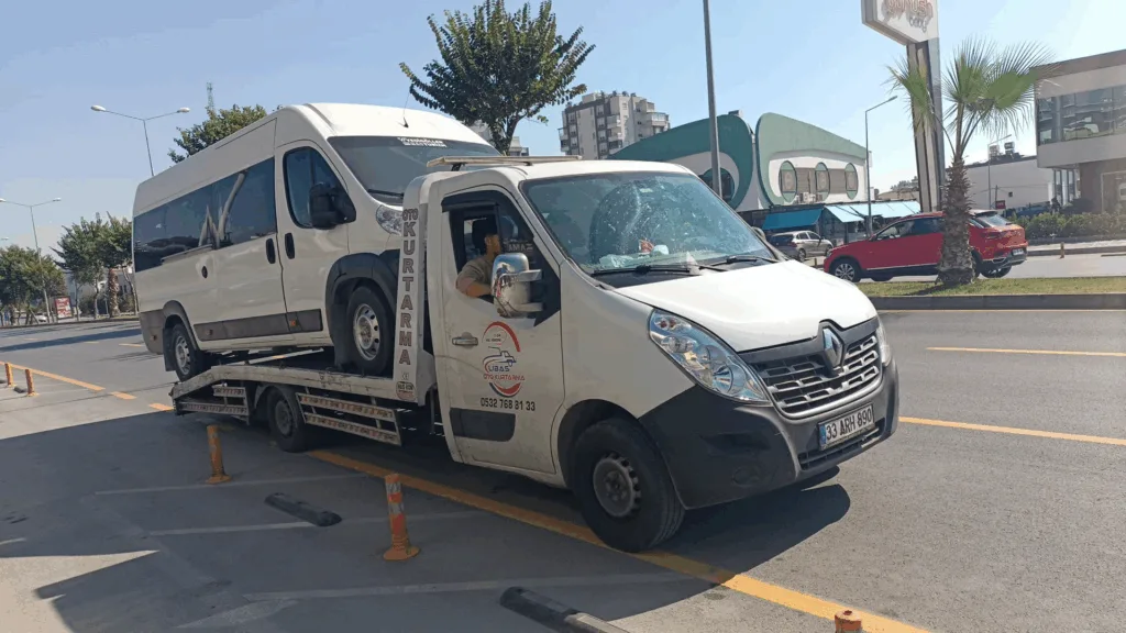 Mezitli oto kurtarma ekibi, arızalı araca 7/24 acil yol yardımı sağlıyor